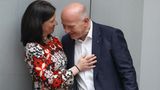 Sie sollen laut Informationen der "Bild"-Zeitung ein Paar sein: Berlins regierender Bürgermeister Kai Wegner und die Bildungs-Senatorin Katharina Günther-Wünsch, beide CDU. Erst kürzlich gab Kai Wegner die Trennung von der Mutter seiner beiden jüngeren Kinder bekannt. Er hat außerdem noch ein Kind aus erster Ehe. Günther-Wünsch hat ebenfalls drei Kinder und ist schon seit einiger Zeit getrennt. Beide wollten sich zu den Gerüchten nicht äußern, Wegner verwies auf seine Privatsphäre und nahm sich einen Medienanwalt. Dabei sind Politiker-Paare keine Seltenheit: Wir werfen einen Blick auf prominente Beispiele.
