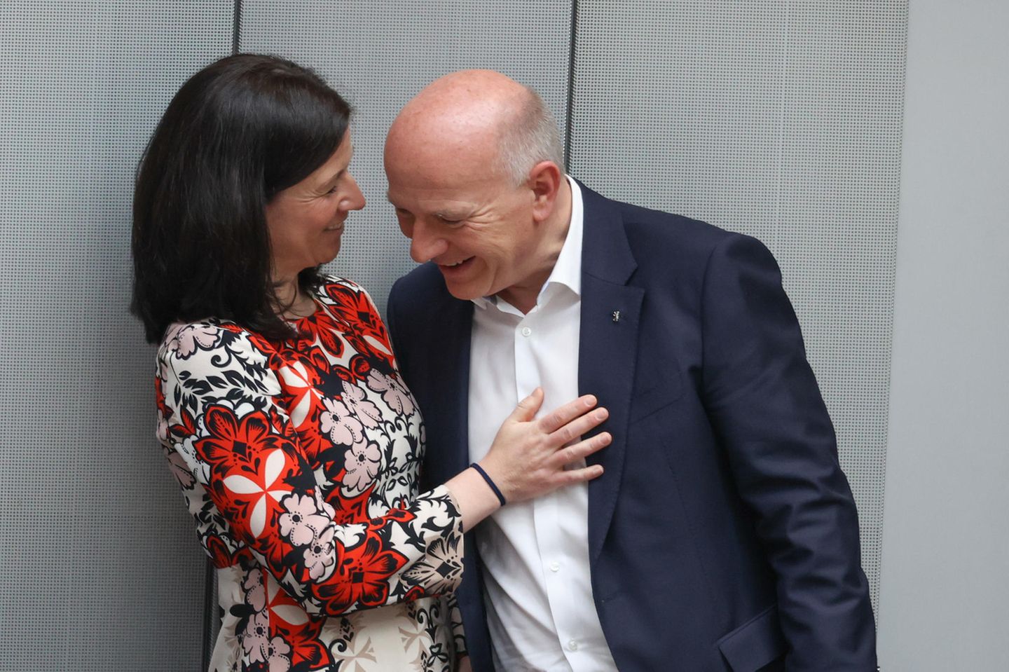 Sie sollen laut Informationen der "Bild"-Zeitung ein Paar sein: Berlins regierender Bürgermeister Kai Wegner und die Bildungs-Senatorin Katharina Günther-Wünsch, beide CDU. Erst kürzlich gab Kai Wegner die Trennung von der Mutter seiner beiden jüngeren Kinder bekannt. Er hat außerdem noch ein Kind aus erster Ehe. Günther-Wünsch hat ebenfalls drei Kinder und ist schon seit einiger Zeit getrennt. Beide wollten sich zu den Gerüchten nicht äußern, Wegner verwies auf seine Privatsphäre und nahm sich einen Medienanwalt. Dabei sind Politiker-Paare keine Seltenheit: Wir werfen einen Blick auf prominente Beispiele.