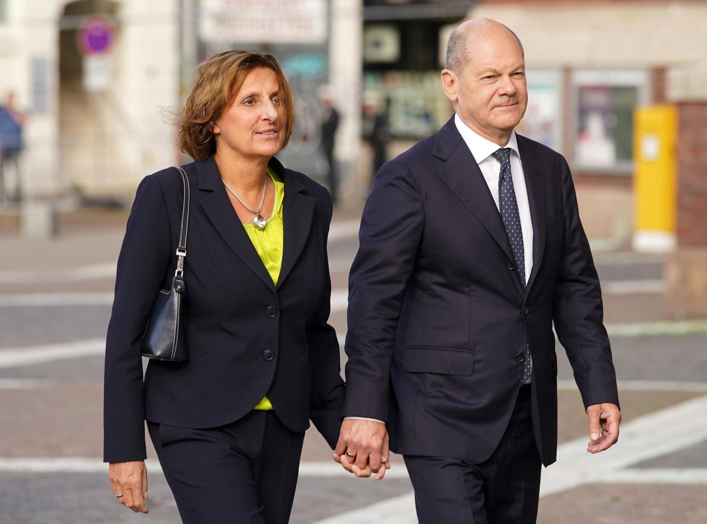 So fand Bundeskanzler Olaf Scholz ebenfalls innerhalb seiner Partei die große Liebe: Seit 1998 ist er mit der SPD-Politikerin Britta Ernst verheiratet.