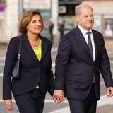 So fand Bundeskanzler Olaf Scholz ebenfalls innerhalb seiner Partei die große Liebe: Seit 1998 ist er mit der SPD-Politikerin Britta Ernst verheiratet.