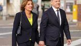 So fand Bundeskanzler Olaf Scholz ebenfalls innerhalb seiner Partei die große Liebe: Seit 1998 ist er mit der SPD-Politikerin Britta Ernst verheiratet.