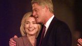 Auch ein Blick in die USA zeigt: Liebe am Arbeitsplatz macht auch vor der Politik nicht Halt. Prominentestes Beispiel sind dort sicherlich Bill und Hillary Clinton. Er war noch wenige Tage Präsident der USA als sie 2001 ihren ersten Politik-Job als Senatorin in New York antrat. Später unterstützte er sie bei ihrer Präsidentschaftskandidatur.