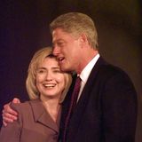 Auch ein Blick in die USA zeigt: Liebe am Arbeitsplatz macht auch vor der Politik nicht Halt. Prominentestes Beispiel sind dort sicherlich Bill und Hillary Clinton. Er war noch wenige Tage Präsident der USA als sie 2001 ihren ersten Politik-Job als Senatorin in New York antrat. Später unterstützte er sie bei ihrer Präsidentschaftskandidatur.