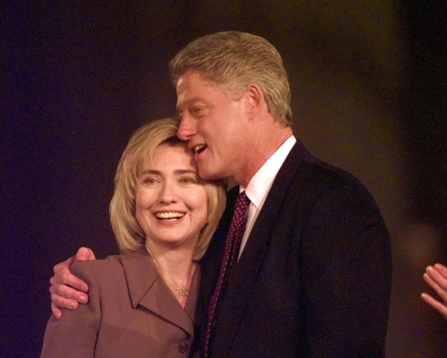 Auch ein Blick in die USA zeigt: Liebe am Arbeitsplatz macht auch vor der Politik nicht Halt. Prominentestes Beispiel sind dort sicherlich Bill und Hillary Clinton. Er war noch wenige Tage Präsident der USA als sie 2001 ihren ersten Politik-Job als Senatorin in New York antrat. Später unterstützte er sie bei ihrer Präsidentschaftskandidatur.