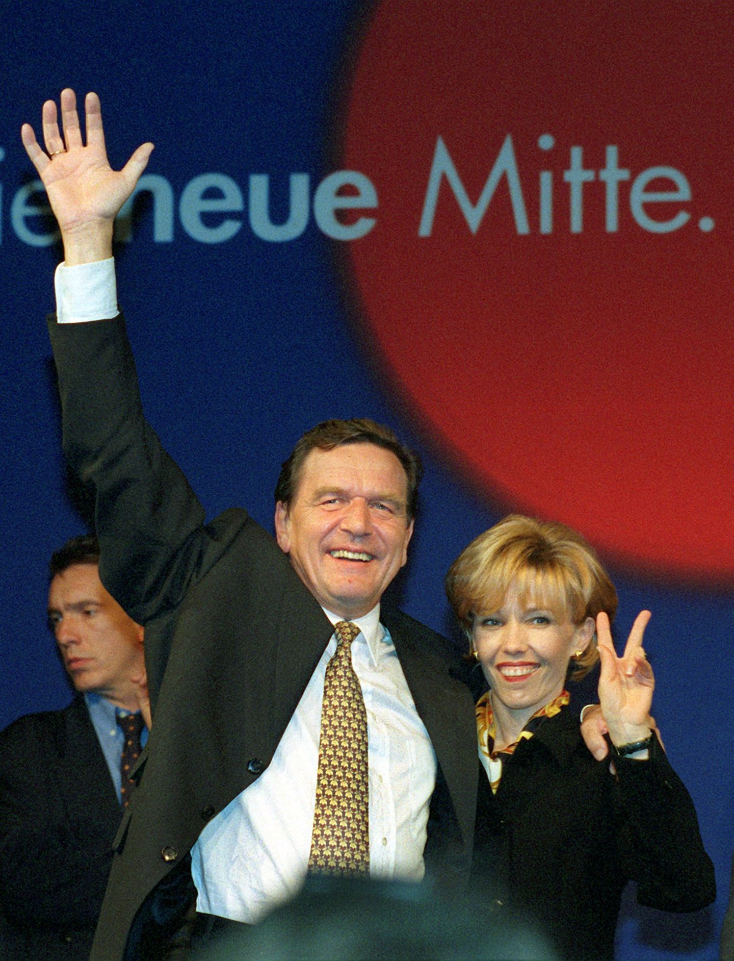 Der ehemalige SPD-Bundeskanzler Gerhard Schröder und Doris Schröder-Köpf sind zwar inzwischen geschieden, doch sie hatte danach erneut einen SPD-Mann an ihrer Seite: Von 2016 bis 2022 war die Abgeordnete im Landtag Niedersachsen mit dem damaligen niedersächsischen Innenminister Boris Pistorius liiert.