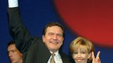 Der ehemalige SPD-Bundeskanzler Gerhard Schröder und Doris Schröder-Köpf sind zwar inzwischen geschieden, doch sie hatte danach erneut einen SPD-Mann an ihrer Seite: Von 2016 bis 2022 war die Abgeordnete im Landtag Niedersachsen mit dem damaligen niedersächsischen Innenminister Boris Pistorius liiert.