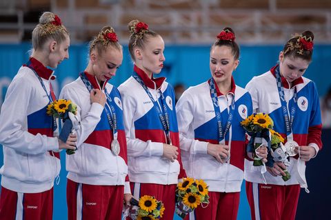 Russische Sportgymnastinnen bei der Siegerehrung von Olympia in Tokio 2020.
