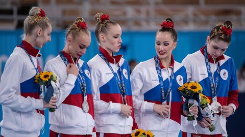 Russische Sportgymnastinnen bei der Siegerehrung von Olympia in Tokio 2020.