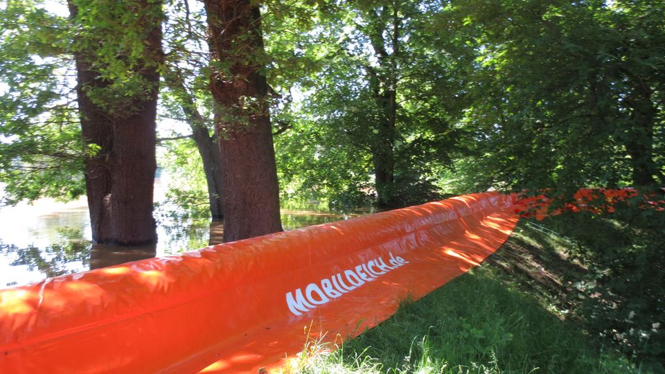 Flut: Ein Mobildeich beim Aufbau Ein Mobildeich beim Aufbau