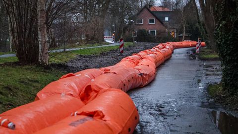 Ein mobiler Hochwasserschutz liegt am Deich der Wörpe in Lilienthal.