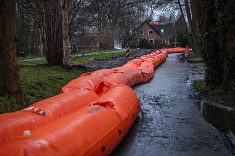 Ein mobiler Hochwasserschutz liegt am Deich der Wörpe in Lilienthal.