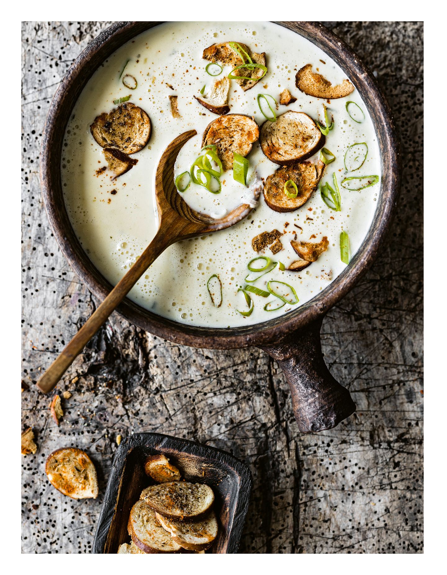Allgäuer Käsesuppe mit Brezelchips