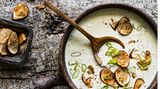 Allgäuer Käsesuppe mit Brezelchips