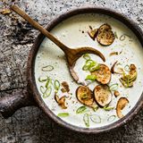 Allgäuer Käsesuppe mit Brezelchips