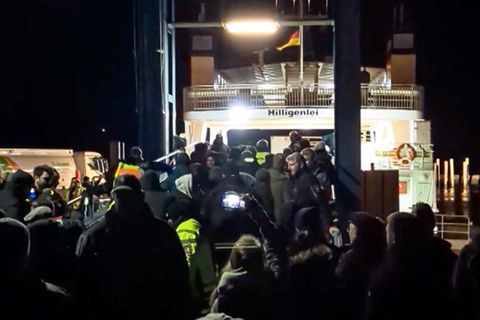 Video vom Bauernprotest: Wütender Mob blockiert Fähre von Vizekanzler Habeck