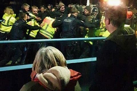 Wütende Bauern empfangen Robert Habeck (r.) in Schlüttsiel