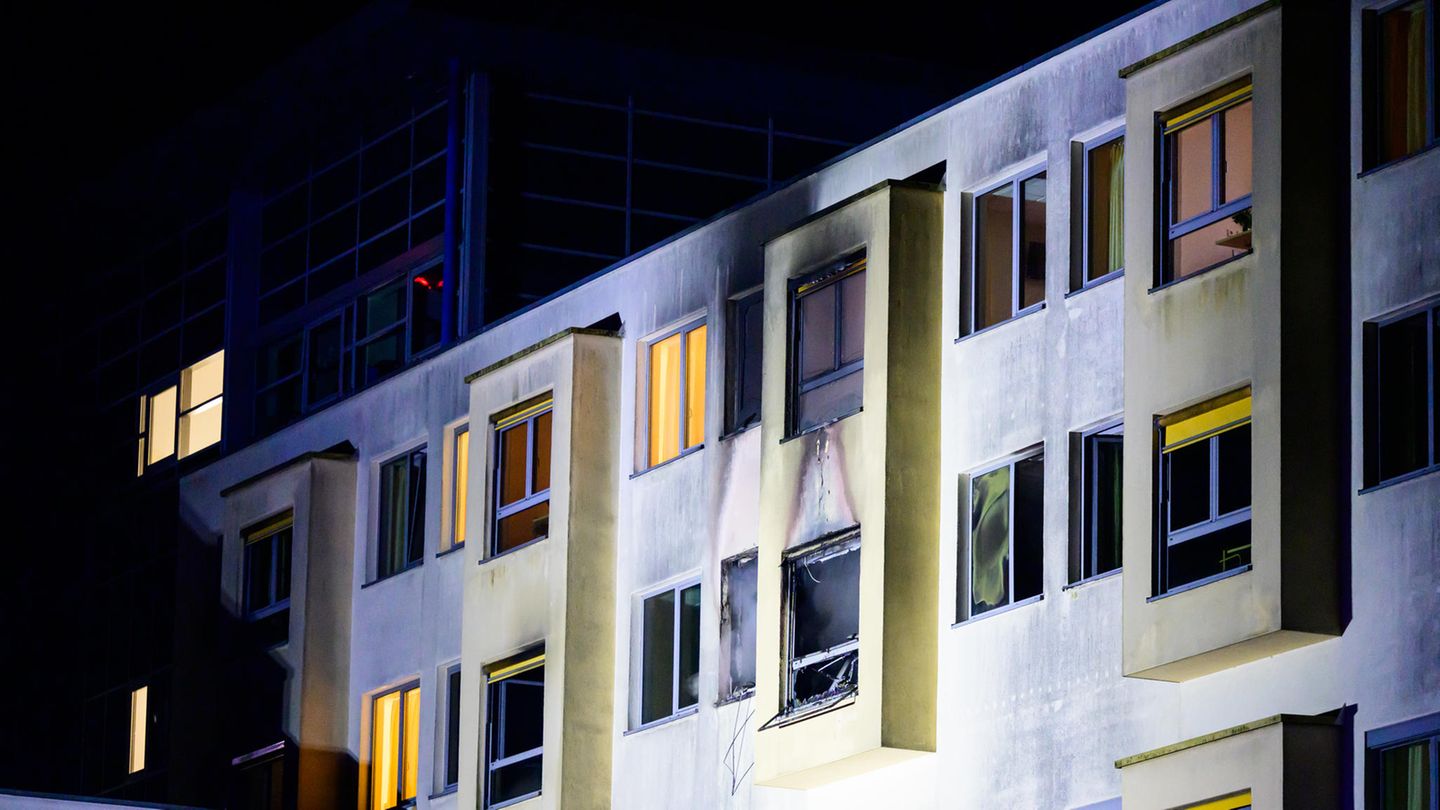 Durch das Feuer entstandener Schaden ist am Krankenhaus in Uelzen zu sehen