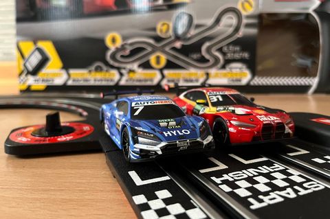 Autorennbahnen für Kinder: Carrera-Bahn mit zwei Autos am Start