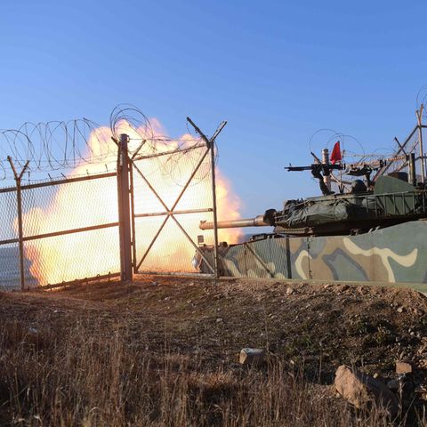 Ein Panzer aus Südkorea schießt mit scharfer Munition aufs Meer