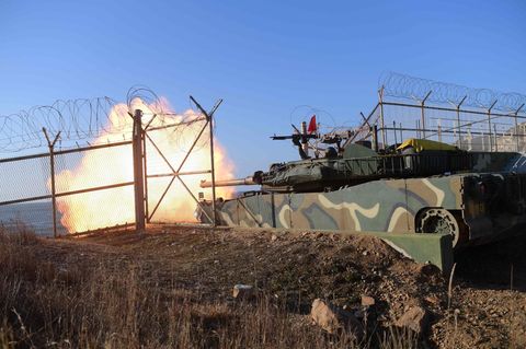Ein Panzer aus Südkorea schießt mit scharfer Munition aufs Meer