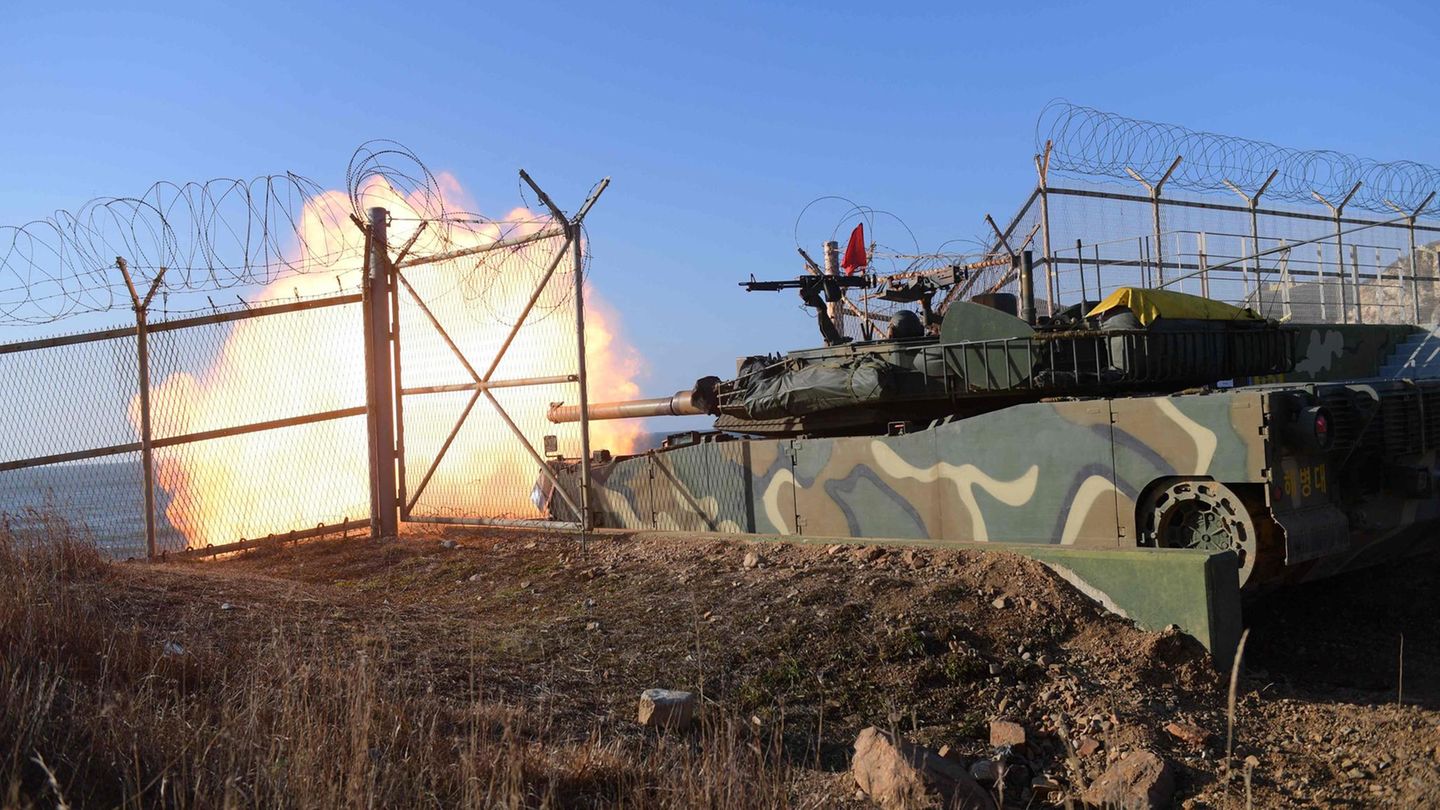 Ein Panzer aus Südkorea schießt mit scharfer Munition aufs Meer