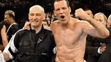 Karriere-Ende: Nach seinem Sieg über US-Boxer Virgil Hill verkündet Henry Maske (hier mit Trainer Manfred Wolke) seinen Abschied vom Boxsport. Noch am gleichen Abend erklärte er, nie mehr in den Ring zu steigen. Er sollte sein Versprechen halten. Im Interview mit dem stern sagt er kürzlich: "Ich weiß noch nicht einmal, wo meine alten Boxhandschuhe liegen".