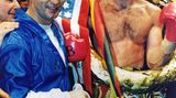 Trainer Manfred Wolke neben Henry Maske bei der Siegerehrung 1994