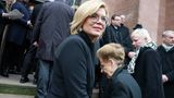 Die CDU-Politikerin Julia Klöckner betritt die Kirche. Sie ist aktuell Schatzmeisterin der Partei. Sie hatte Schäuble nach dessen Tod als "unumkämpfte Autorität" in der Partei bezeichnet.