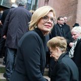 Die CDU-Politikerin Julia Klöckner betritt die Kirche. Sie ist aktuell Schatzmeisterin der Partei. Sie hatte Schäuble nach dessen Tod als "unumkämpfte Autorität" in der Partei bezeichnet.