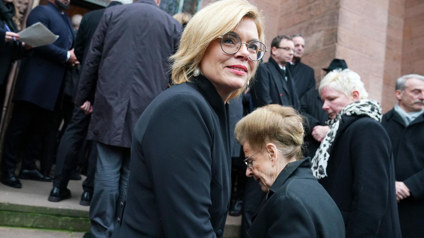 Die CDU-Politikerin Julia Klöckner betritt die Kirche. Sie ist aktuell Schatzmeisterin der Partei. Sie hatte Schäuble nach dessen Tod als "unumkämpfte Autorität" in der Partei bezeichnet.