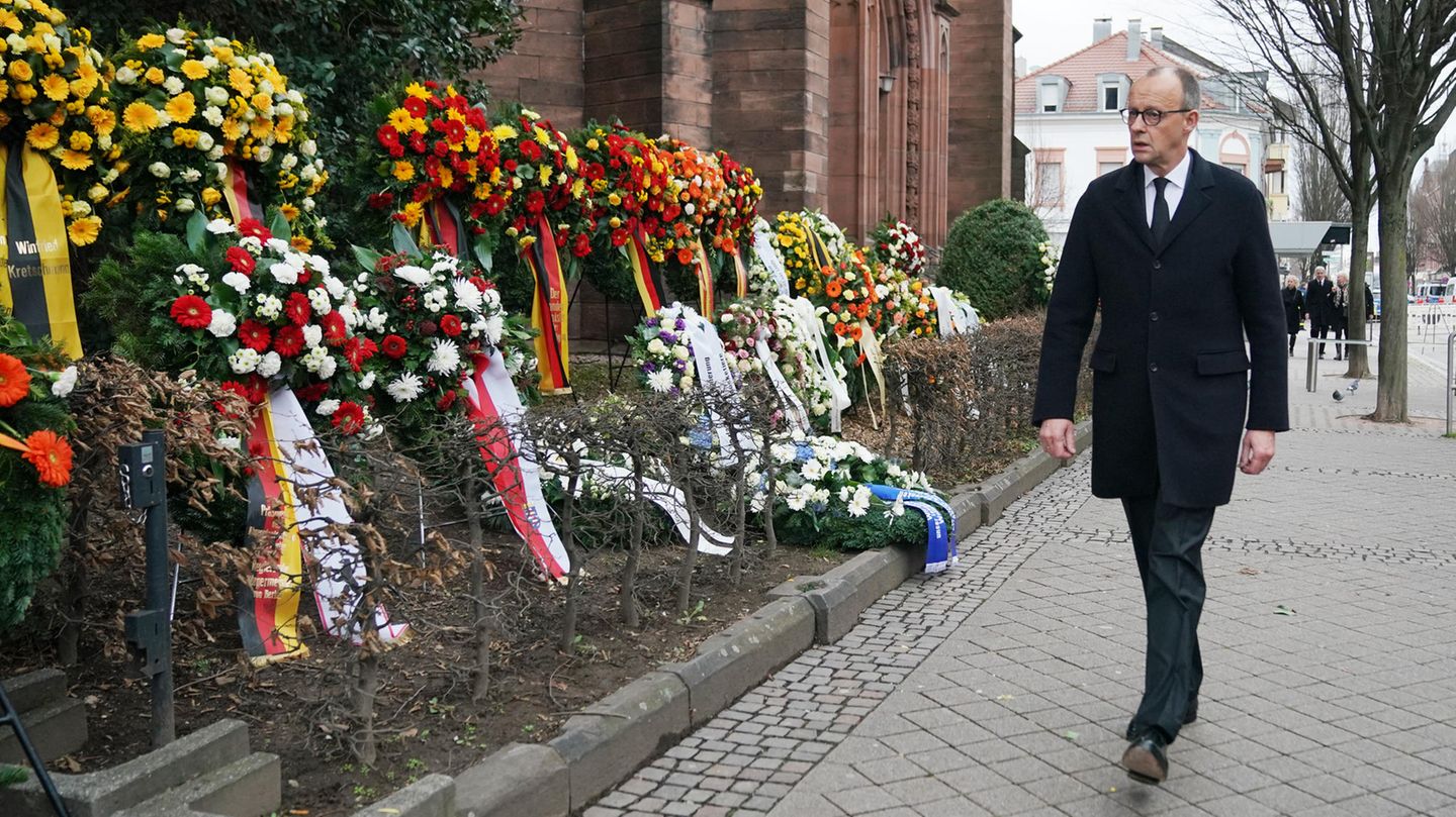 Der CDU-Vorsitzende Friedrich Merz kommt auf dem Weg in die Kirche an den Trauerkränzen vorbei, die dort zahlreich an der Außenmauer aufgestellt sind: "Ohne ihn stände ich heute nicht hier. Wir sind über die letzten Jahre wirkliche Freunde geworden", sagt Merz unter anderem in seiner Rede.