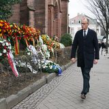 Der CDU-Vorsitzende Friedrich Merz kommt auf dem Weg in die Kirche an den Trauerkränzen vorbei, die dort zahlreich an der Außenmauer aufgestellt sind: "Ohne ihn stände ich heute nicht hier. Wir sind über die letzten Jahre wirkliche Freunde geworden", sagt Merz unter anderem in seiner Rede.