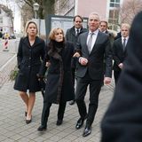 Hier kommen Schäubles Tochter Christine Strobl, die Witwe Ingeborg Schäuble und Thomas Strobl, Innenminister von Baden-Württemberg, zur Trauerfeier. Christine Strobl, eines von vier Kindern des CDU-Politikers, teilt in ihrer Abschiedsrede sehr persönliche Erinnerungen an ihren Vater mit der Trauergemeinde.