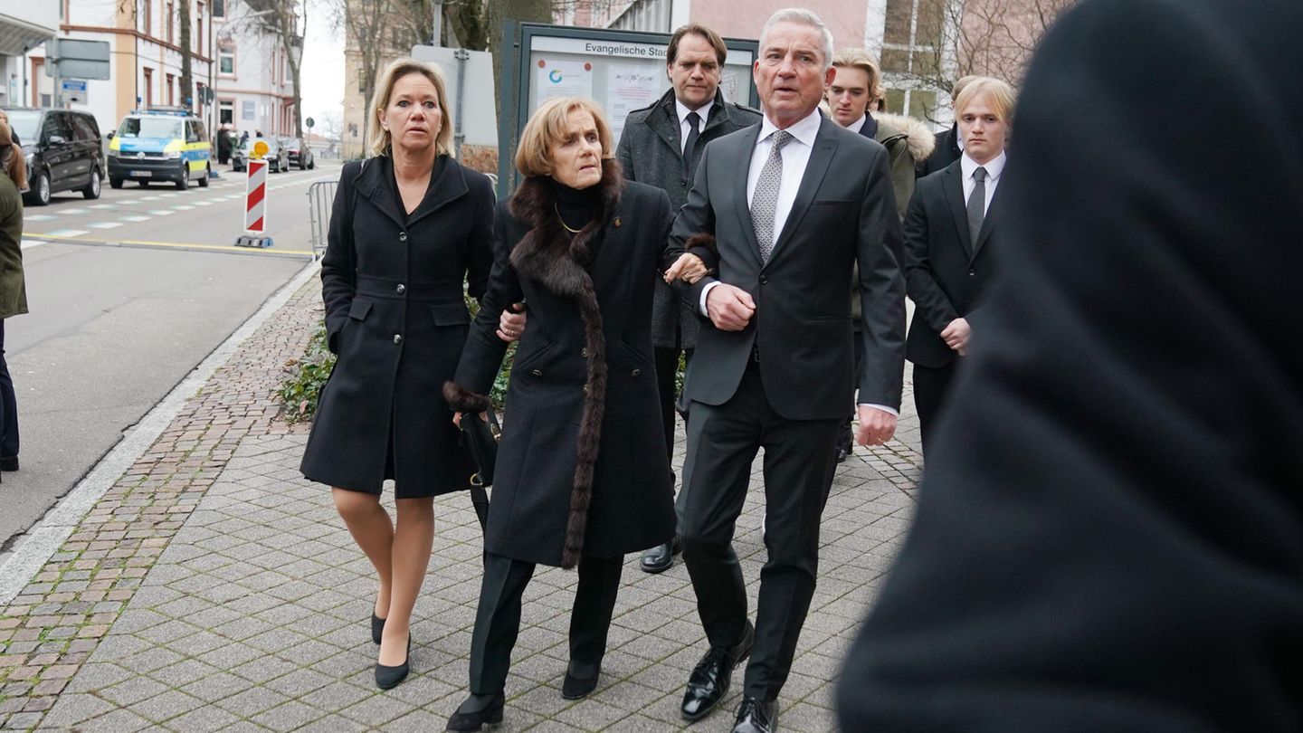 Offenburg: Hier kommen Schäubles Tochter Christine Strobl, die Witwe Ingeborg Schäuble und Thomas Strobl, Innenminister von Baden-Württemberg, zur Trauerfeier. Christine Strobl, eines von vier Kindern des CDU-Politikers, teilt in ihrer Abschiedsrede sehr persönliche Erinnerungen an ihren Vater mit der Trauergemeinde. Hier kommen Schäubles Tochter Christine Strobl, die Witwe Ingeborg Schäuble und Thomas Strobl, Innenminister von Baden-Württemberg, zur Trauerfeier. Christine Strobl, eines von vier Kindern des CDU-Politikers, teilt in ihrer Abschiedsrede sehr persönliche Erinnerungen an ihren Vater mit der Trauergemeinde.