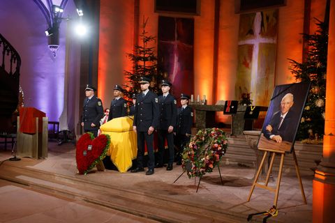 Schäubles Sarg ist mit schwarz-rot-goldener Flagge und Bundesadler vor dem Altar in der Offenburger Stadtkirche aufgebahrt, flankiert von sechs Bundespolizisten. Davor ist ein riesiges Herz mit roten Rosen und der Aufschrift "Deine Ingeborg" aufgestellt, daneben ein Kranz seiner Familie.