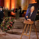 Schäubles Sarg ist mit schwarz-rot-goldener Flagge und Bundesadler vor dem Altar in der Offenburger Stadtkirche aufgebahrt, flankiert von sechs Bundespolizisten. Davor ist ein riesiges Herz mit roten Rosen und der Aufschrift "Deine Ingeborg" aufgestellt, daneben ein Kranz seiner Familie.