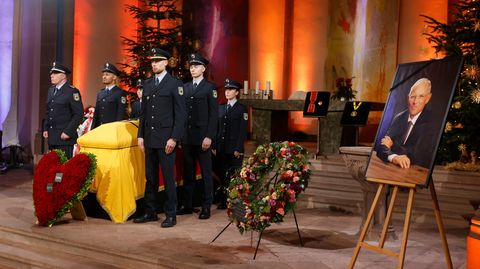 Schäubles Sarg ist mit schwarz-rot-goldener Flagge und Bundesadler vor dem Altar in der Offenburger Stadtkirche aufgebahrt, flankiert von sechs Bundespolizisten. Davor ist ein riesiges Herz mit roten Rosen und der Aufschrift "Deine Ingeborg" aufgestellt, daneben ein Kranz seiner Familie.