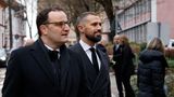 Jens Spahn (l.), ehemaliger Bundesgesundheitsminister, erscheint mit Ehemann Daniel Funke. Schäuble hat Spahn immer gefördert: "Europa verliert einen großen Staatsmann. Ich verliere meinen wichtigsten Mentor und einen väterlichen Freund," hatte Spahn in den Tagen nach dessen Tod gesagt.