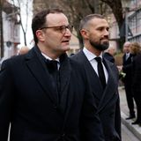 Jens Spahn (l.), ehemaliger Bundesgesundheitsminister, erscheint mit Ehemann Daniel Funke. Schäuble hat Spahn immer gefördert: "Europa verliert einen großen Staatsmann. Ich verliere meinen wichtigsten Mentor und einen väterlichen Freund," hatte Spahn in den Tagen nach dessen Tod gesagt.