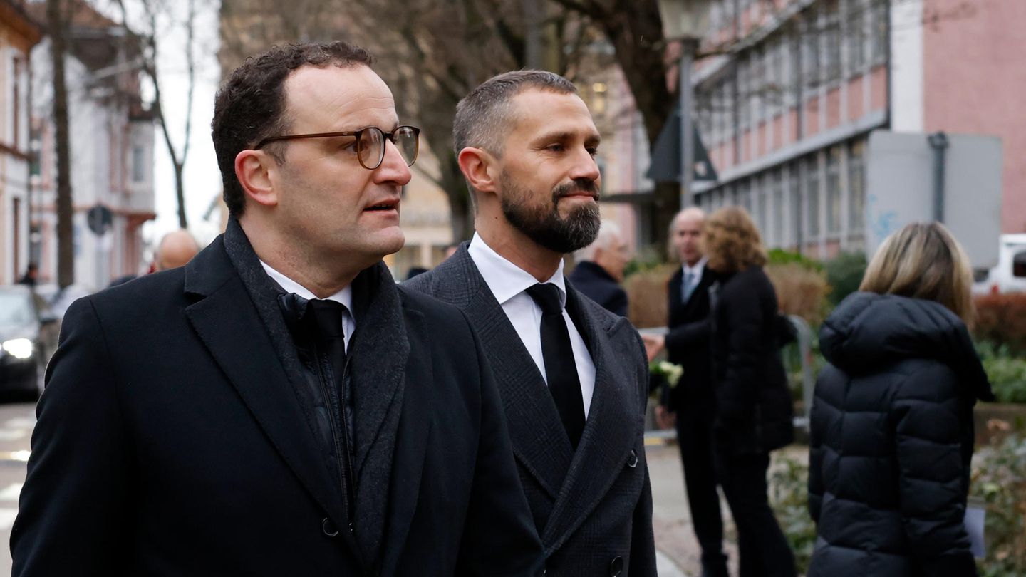 Jens Spahn (l.), ehemaliger Bundesgesundheitsminister, erscheint mit Ehemann Daniel Funke. Schäuble hat Spahn immer gefördert: "Europa verliert einen großen Staatsmann. Ich verliere meinen wichtigsten Mentor und einen väterlichen Freund," hatte Spahn in den Tagen nach dessen Tod gesagt.