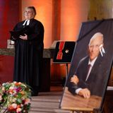 Die evangelische Landesbischöfin von Baden, Heike Springhart, würdigt den Verstorbenen als unabhängigen Geist, beharrlichen Kämpfer für die Demokratie und weitsichtigen Europäer: "Wolfgang Schäuble hat aus einer Kraft gelebt, die größer war als er selbst. Er hat mit seiner Weisheit und der dem Schwarzwälder eigenen Mischung aus Beharrlichkeit und Verschmitztheit die demokratische Kultur in unserem Land geprägt und für den Erhalt der Demokratie gekämpft bis zuletzt", sagt sie in ihrer Predigt.