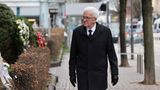 Der aktuelle Ministerpräsident, der Grüne Winfried Kretschmann, hält ...