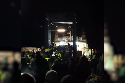 Wütende Bauern hindern Vizekanzler Robert Habeck (Grüne) in Schlüttsiel in Schleswig-Holstein am Verlassen einer Fähre