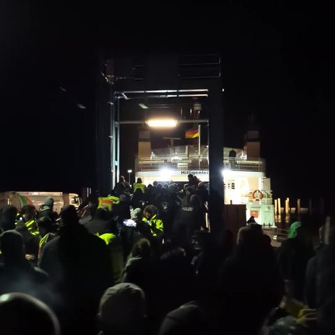 Wütende Bauern hindern Vizekanzler Robert Habeck (Grüne) in Schlüttsiel in Schleswig-Holstein am Verlassen einer Fähre