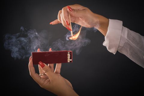 Frau zündet Streichholz an