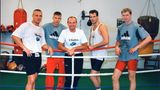 Trainer Manfred Wolke umringt von vier Boxern, darunter Axel Schulz und Henry Maske