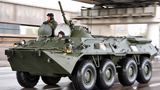APC – gepanzerter Mannschaftstransporter (Armoured Personal Carrier)   Der Name sagt es, Hauptzweck des APC ist, Infanteristen mit Ausrüstung zu transportieren. Diese Transporter decken eine breite Spanne ab: Von schnellen Fahrzeugen mit minimaler Panzerung bis hin zu etwas leichter bewaffneten Schützenpanzern. Am unteren Ende rangieren Fahrzeuge, die primär für Riot Control und nicht für den Krieg konzipiert worden sind. Sie widerstehen vielleicht noch Projektilen aus Sturmgewehren, doch schwere MG oder Panzerbüchsen durchschlagen die leichten Panzerplatten. Von Minenschutz nicht zu reden. Typische APC sind die russisch-sowjetischen BTRs. Der BTR-80 ist ein schneller vierachsiger Radpanzer. 7,65 Meter lang und „nur“ 14 Tonnen schwer. Das Schutzniveau reicht dann auch nur für Sturmgewehre, die Hauptbewaffnung besteht aus einem schweren MG. 