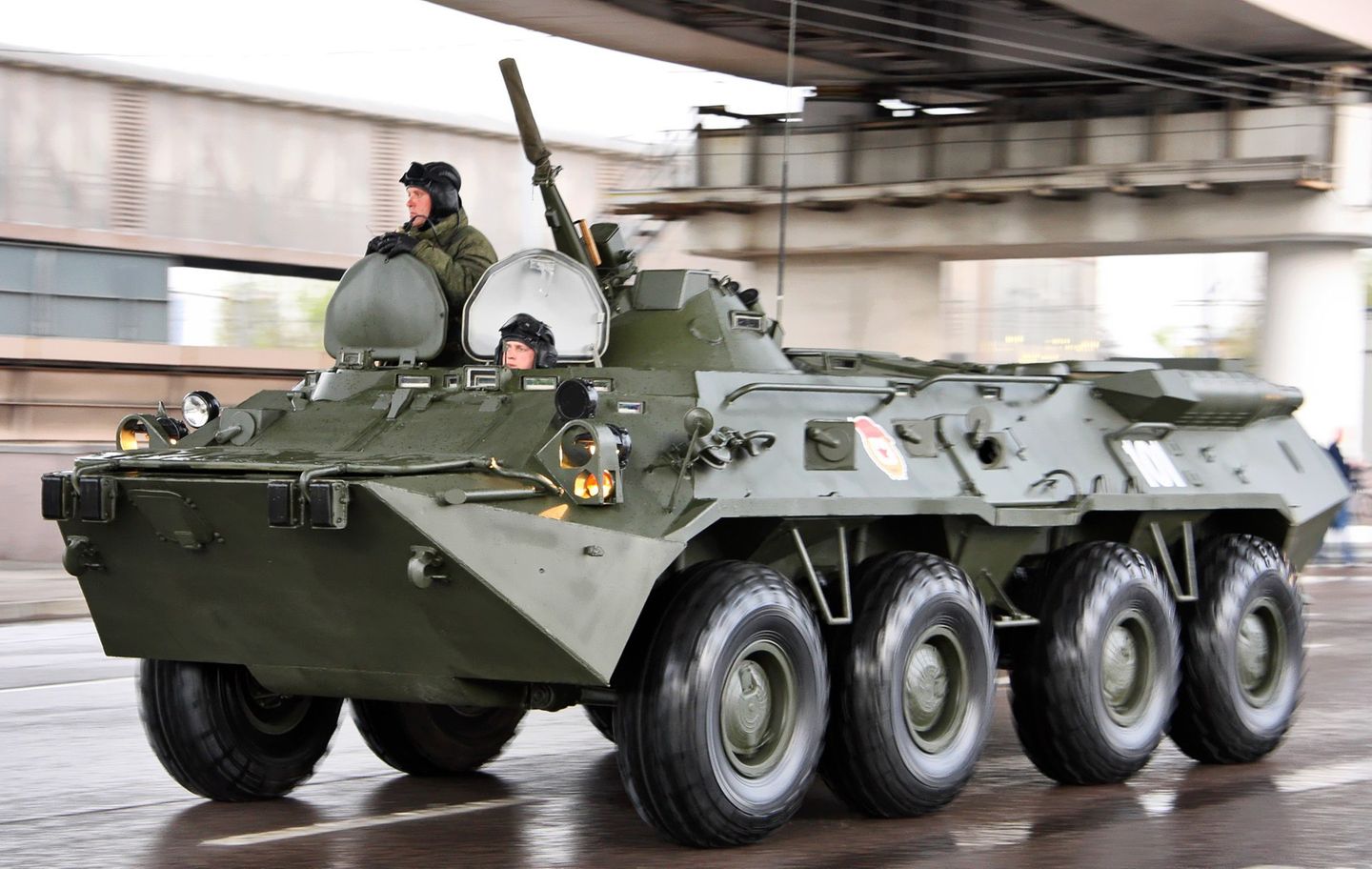 APC – gepanzerter Mannschaftstransporter (Armoured Personal Carrier)   Der Name sagt es, Hauptzweck des APC ist, Infanteristen mit Ausrüstung zu transportieren. Diese Transporter decken eine breite Spanne ab: Von schnellen Fahrzeugen mit minimaler Panzerung bis hin zu etwas leichter bewaffneten Schützenpanzern. Am unteren Ende rangieren Fahrzeuge, die primär für Riot Control und nicht für den Krieg konzipiert worden sind. Sie widerstehen vielleicht noch Projektilen aus Sturmgewehren, doch schwere MG oder Panzerbüchsen durchschlagen die leichten Panzerplatten. Von Minenschutz nicht zu reden. Typische APC sind die russisch-sowjetischen BTRs. Der BTR-80 ist ein schneller vierachsiger Radpanzer. 7,65 Meter lang und „nur“ 14 Tonnen schwer. Das Schutzniveau reicht dann auch nur für Sturmgewehre, die Hauptbewaffnung besteht aus einem schweren MG. 