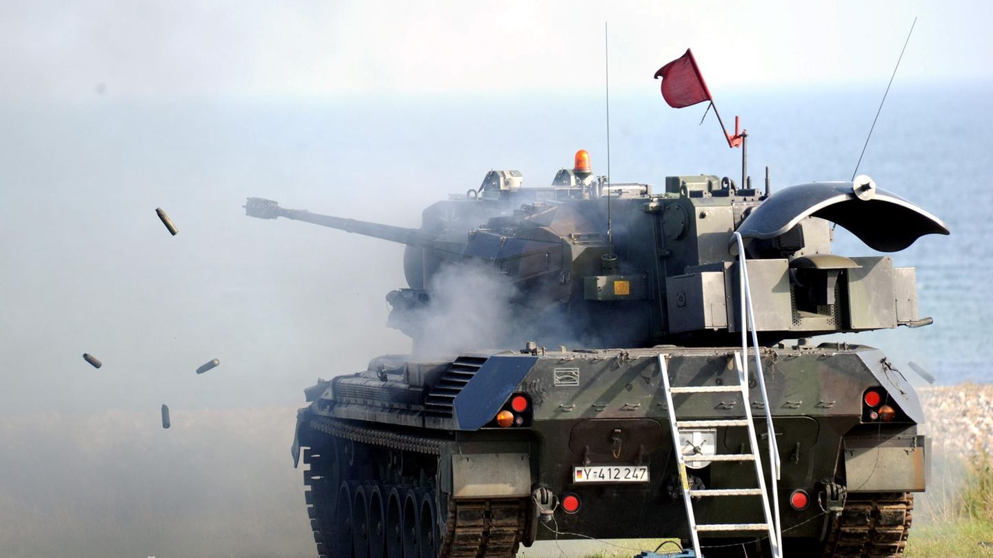 Luftabwehrsysteme – Flakpanzer   Eine der erfolgreichsten Waffen, die Deutschland an die Ukraine geliefert hat, ist der Flakpanzer Gepard. Konzipiert wurde er, um die eigenen Panzerverbände vor Kampfhubschraubern zu schützen. Der Gepard kann selbstständig Ziele erfassen und bekämpfen. Er benötigt kein separates Radar- oder Führungssystem. Zudem ist er rundum gepanzert. Der Gegner wird mit einem Zwillingsgeschütz bekämpft, es hat eine Reichweite von etwa 5000 Metern..Dadurch hat der Panzer eine begrenzte Reichweite. In der Ukraine tut er sich in der Drohnenabwehr hervor. Sowjetische Flakpanzer wurden auch gegen Bodenziele eingesetzt. Die Maschinenkanonen haben eine verheerende Wirkung. Die Flakpanzer können anders als viele andere Panzer das Geschütz weit nach oben schwenken und so im urbanen Raum auch Gegner bekämpfen, deren Stellungen in Hochhäusern liegen. Neben den Flakpanzern, die Maschinenkanonen (Eisenflak) einsetzen, gibt es gepanzerte Fahrzeuge die Luftabwehrraketen transportieren.  Lesne Sie auch: Flakpanzer Gepard – außer Dienst, aber hochgefährlich