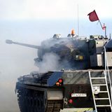 Luftabwehrsysteme – Flakpanzer   Eine der erfolgreichsten Waffen, die Deutschland an die Ukraine geliefert hat, ist der Flakpanzer Gepard. Konzipiert wurde er, um die eigenen Panzerverbände vor Kampfhubschraubern zu schützen. Der Gepard kann selbstständig Ziele erfassen und bekämpfen. Er benötigt kein separates Radar- oder Führungssystem. Zudem ist er rundum gepanzert. Der Gegner wird mit einem Zwillingsgeschütz bekämpft, es hat eine Reichweite von etwa 5000 Metern..Dadurch hat der Panzer eine begrenzte Reichweite. In der Ukraine tut er sich in der Drohnenabwehr hervor. Sowjetische Flakpanzer wurden auch gegen Bodenziele eingesetzt. Die Maschinenkanonen haben eine verheerende Wirkung. Die Flakpanzer können anders als viele andere Panzer das Geschütz weit nach oben schwenken und so im urbanen Raum auch Gegner bekämpfen, deren Stellungen in Hochhäusern liegen. Neben den Flakpanzern, die Maschinenkanonen (Eisenflak) einsetzen, gibt es gepanzerte Fahrzeuge die Luftabwehrraketen transportieren.  Lesne Sie auch: Flakpanzer Gepard – außer Dienst, aber hochgefährlich